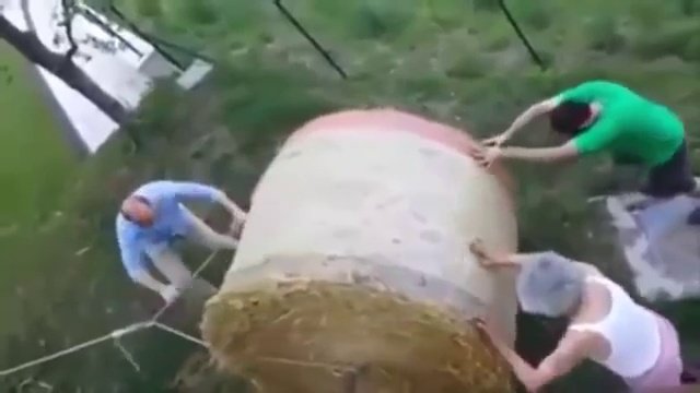 Сено укатилось
