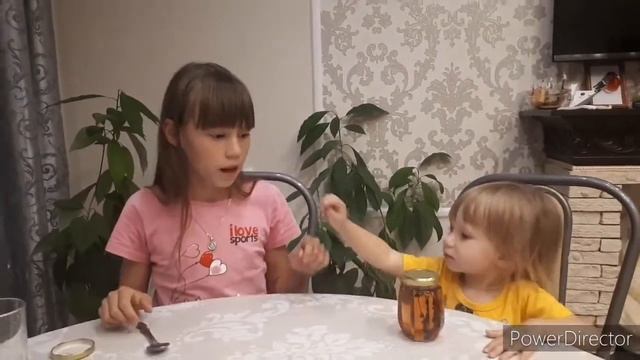 Ульяна и Соня пробуют крымское варенье из лаванды смотреть онлайн