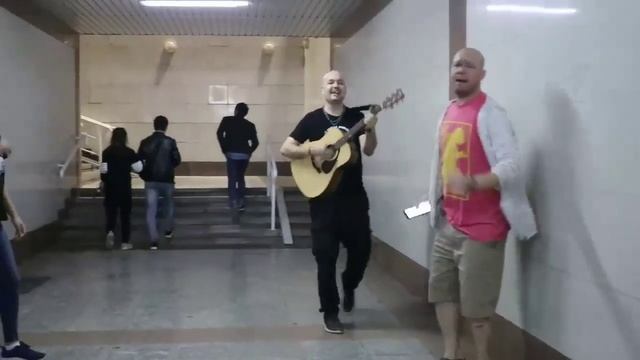 Группа "Roadkill Armadillo" в ташкентском переходе смотреть онлайн