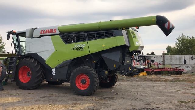 Первый в Украине CLAAS LEXION 7700 / Самый производительный комбайн в мире! смотреть онлайн