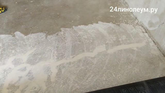 Линолеум клеим в квартире визуально стыков не видно Красноярск