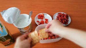 Клубнично-йогуртовый пп десерт с Чиа
