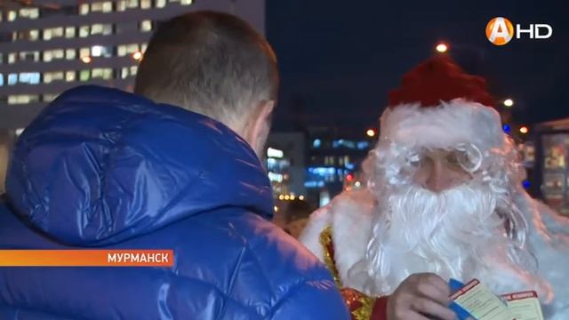 «Полицейский Дед Мороз» раздавал подарки на дороге смотреть онлайн