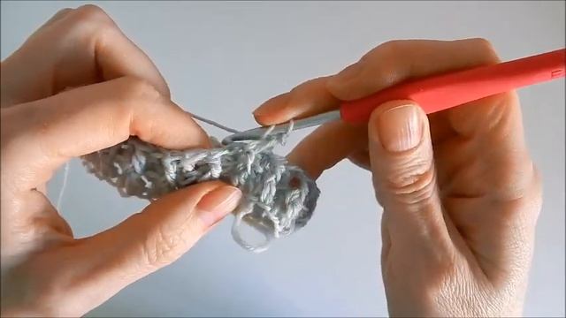 Теплая двойная повязка на голову рельефными столбиками, связанная крючком. Для женщин и девочек
