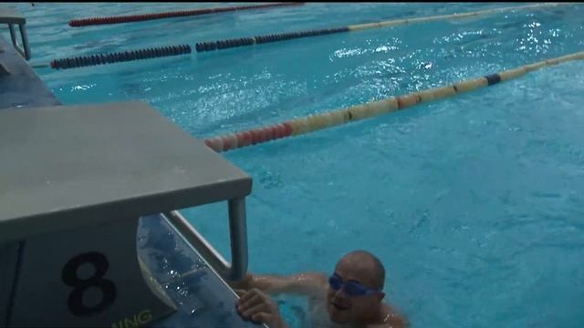 как плавают неуклюжие бодибилдеры смотреть онлайн