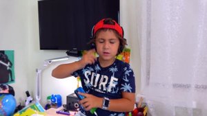 Аминка СКРЫВАЕТ от Брата ПОДАРОК... Камиль ЖАДНИЧАЕТ и Не ХОЧЕТ Делиться! Для Детей kids children