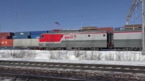 Электровоз ВЛ10У-923 (ТЧЭ-38) следует маневровым порядком.
