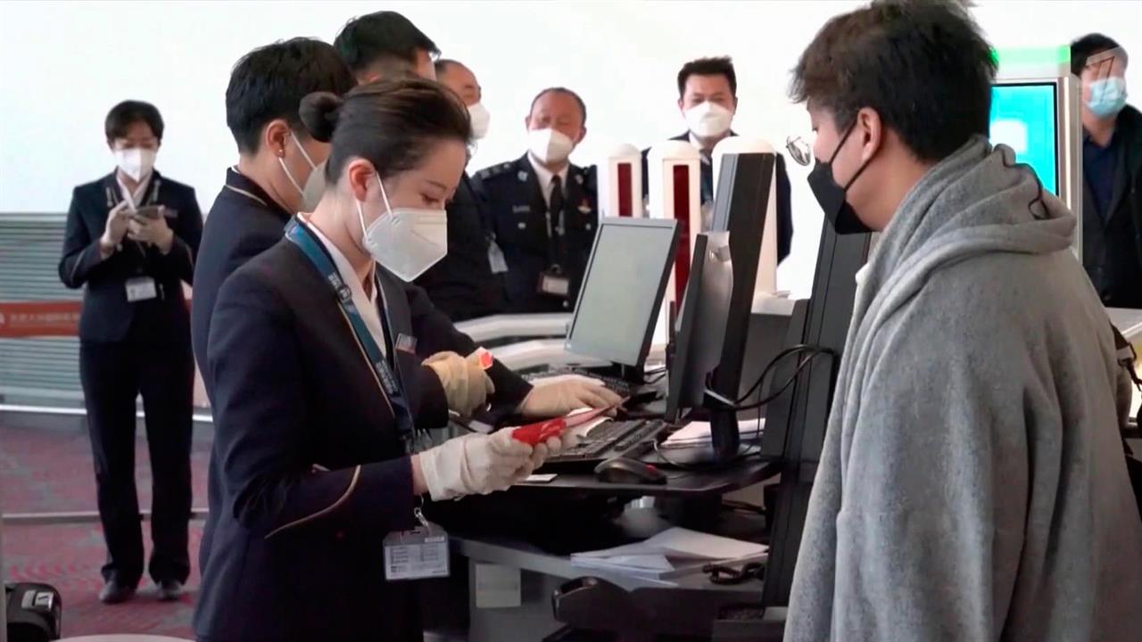 Китай возобновляет выдачу всех типов виз иностранным гражданам