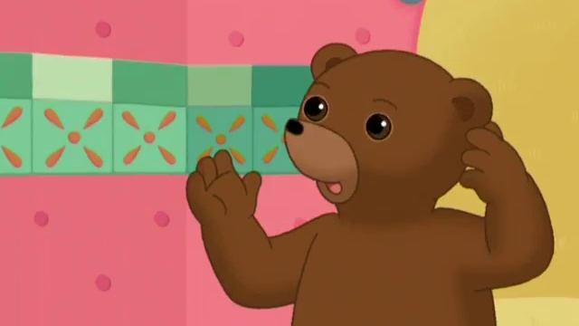 Бурый медвежонок - КУПАЕТСЯ В ВАННОЙ (4)