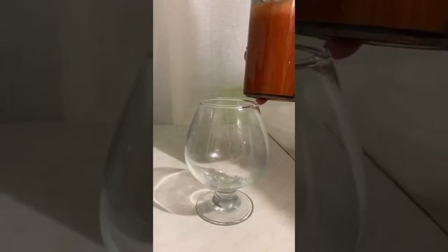 Готовим морковный фреш дома.Выжимаем сок моркови,добавляем 10% сливки, добавляем лёд, наслаждаемся смотреть онлайн