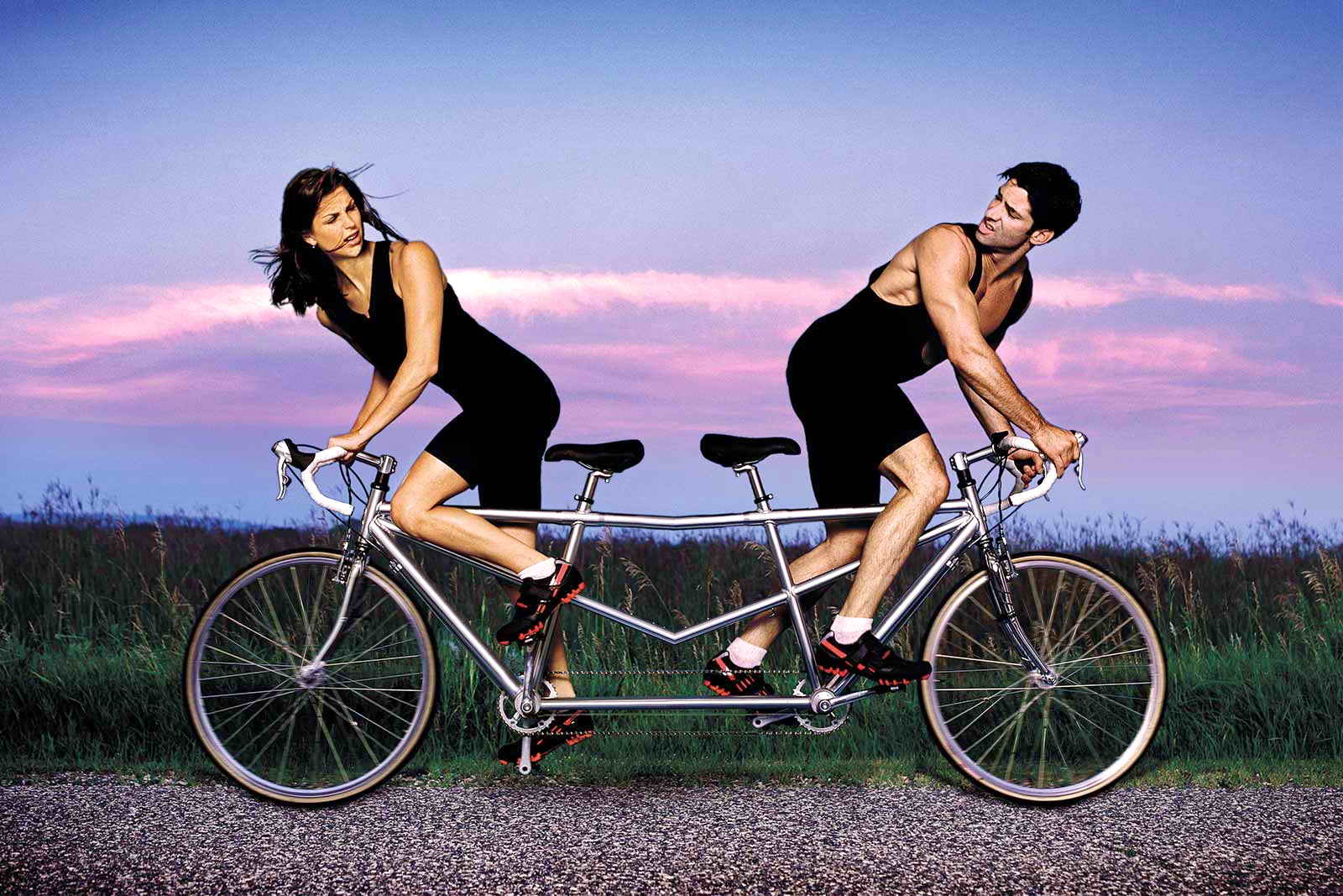 Созависимые отношения с мужчиной. Мужчина иженшина на велосипеде. Парень с девушкой на велосипеде. Велосипед для двоих. Женщина на велосипеде.