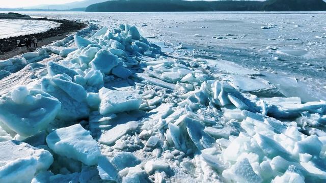 Ледяные торосы сковали берег мыса Токаревского во Владивостоке.