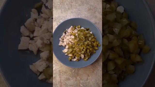 Салат с курицей и маринованными огурцами ?