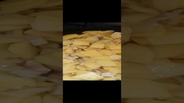 Жаренный картофель с луком и грибами