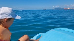 Ника резвится на катамаране