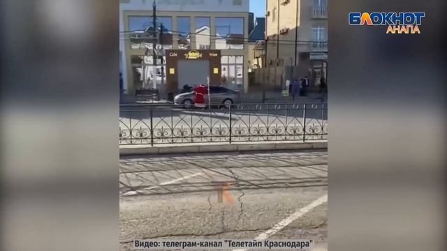Дед Мороз устроил неадекватные танцы на автовокзале в Анапе смотреть онлайн