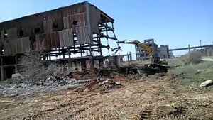 Разрушение здания завода гидроножницами