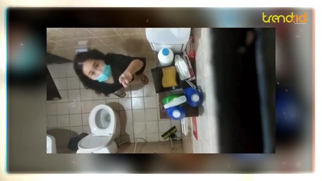 VIRAL Video Pria Letakkan Kamera Ponsel di Toilet untuk Rekam Wanita Buang Air Kecil смотреть онлайн