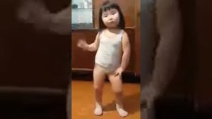 маленькая девушка показала как надо танцевать
