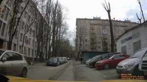 Взгляд из окна такси. Ситуация во дворах Москвы.