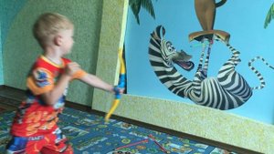 Лук и стрелы с присосками. Распаковываем и стреляем в зебру Марти из мультфильма Мадагаскар