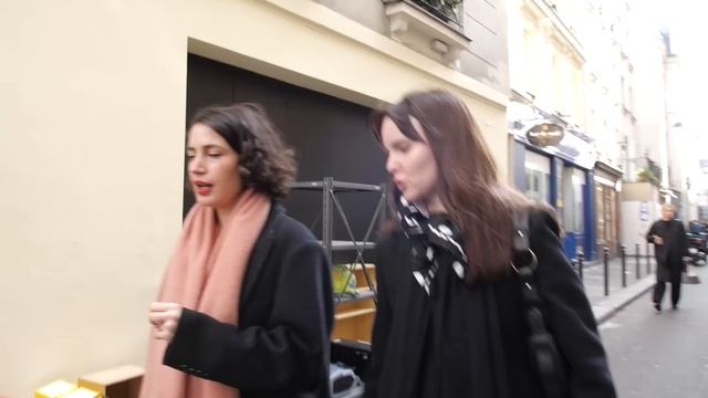 Почему француженки не делают маникюр? И чем отличаются салоны красоты и винтажки Парижа? смотреть онлайн