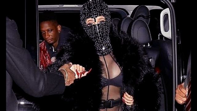 Популярная рэперша Cardi B в дизайнерских балаклавах и других нарядах скрывающих лицо