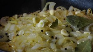 Как вкусно приготовить нежный и сочный хек в луковом соусе.