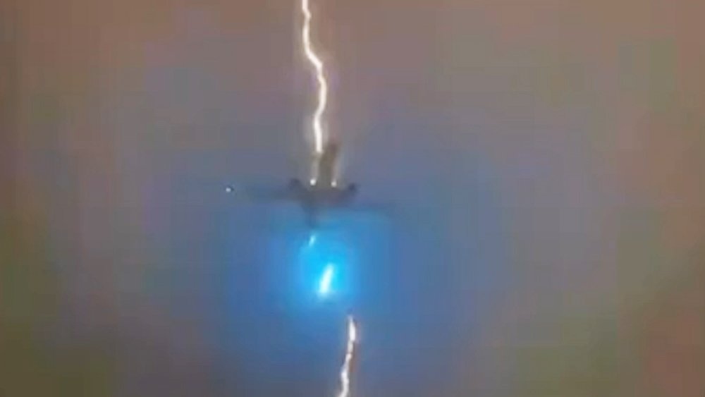 Молния ударила в пассажирский самолет в Канаде / События на ТВЦ
