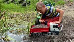 Дети и Машина. Диана и Даня, Милан строят дорогу для машинок игрушек. Манкиту Истории