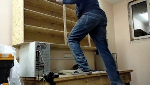 Делаю по-быстрому полки в мастерскую. Из OSB легко и удобно. Подсветка стола или LED ленты.