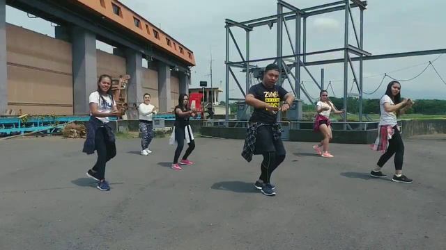 ZUMBA FITNES ? Song : Llegaste Tu - Reggaeton смотреть онлайн