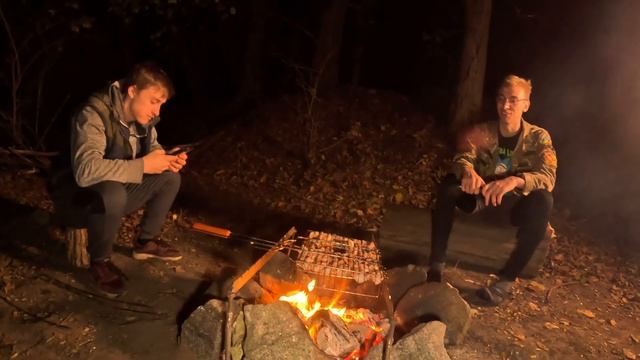 ПЕРВАЯ НОЧЕВКА В ЗЕМЛЯНКЕ | ДЕЛАЕМ ДВУХЪЯРУСНЫЕ КРОВАТИ смотреть онлайн