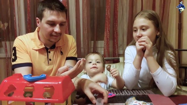 Мы играем в СЛАДКИЙ ДОМИК! Открываем кучу веселых киндер-сюрпризов смотреть онлайн