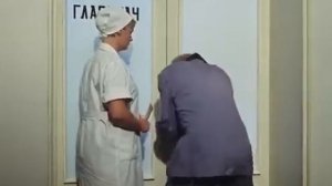 Кавказская пленница  Шурик ломится в открытую дверь