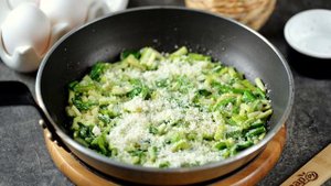 Жареная черемша с яйцами