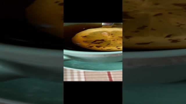 Бутерброды с ветчиной, с колбасой, с сыром и чай с лимоном