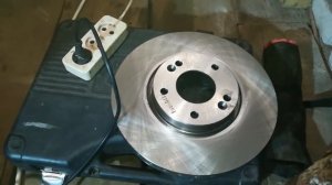 Замена передних тормозных дисков и колодок KIA Sportage III