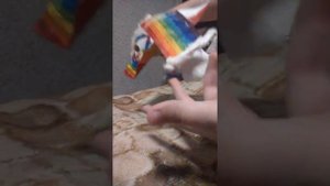 Дракон на руку Райли и Завятушка, Завятушка это вон там большой дракон а Райли она радужный дракон☺