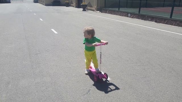 Алиса осваивает самокат. смотреть онлайн