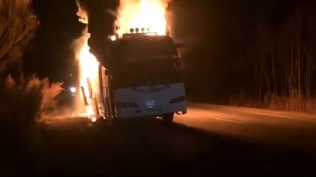 Горящий автобус на трассе Хабаровск — Комсомольск-на-Амуре смотреть онлайн