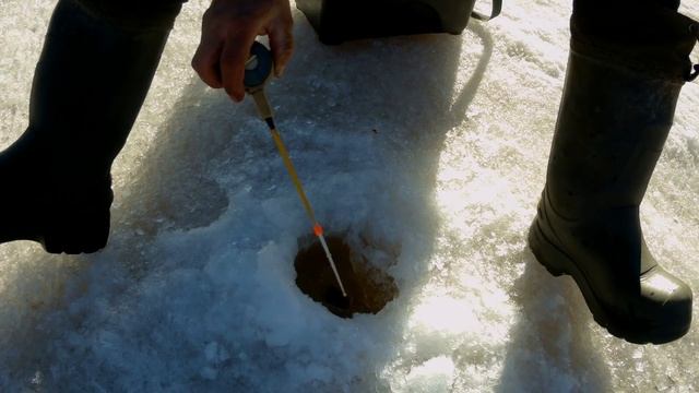 Последний лёд ,рыбалка на окуня с Вованом. смотреть онлайн