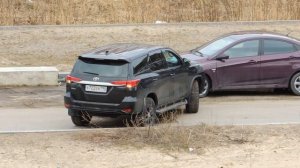 Автомобилям придется развернутся и уехать потому, что стоит Мерседес шаланда длинномер.