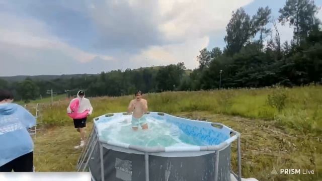 ПРЫЖКИ с ТРАМПЛИНА в БАССЕЙН под ДОЖДЕМ / Кореш, Парадеевич, PLOHOYPAREN, Exile, FRAME TAMER хозяев смотреть онлайн