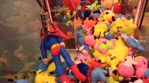 Трачу много попыток и достаю большую игрушку в аппарате с игрушками