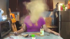 Негритоска ест корицу.