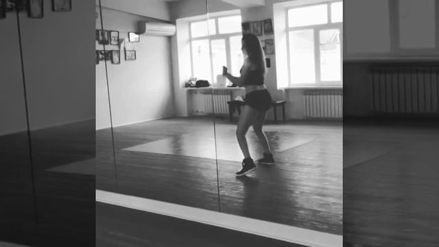 THE TWERK !!! стиль Тверк танец. девочка класссно двигает попкой! смотреть онлайн