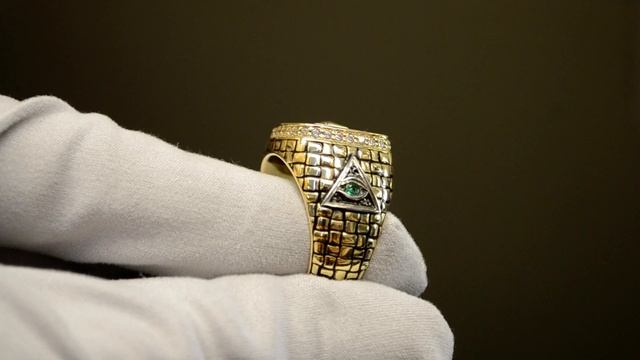 Мужское кольцо с масонской символикой из золота с чернением, бриллиантами, гранатом и изумрудом