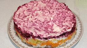 Салат селёдка под шубой. К праздничному столу..mp4