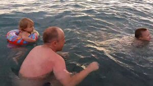 Отдых на море Дети купаются в море Развлечения на море
